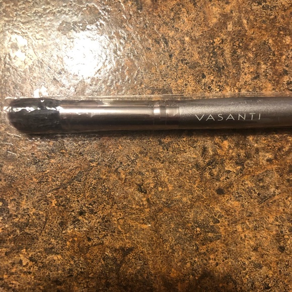 NEW! Vasanti Concealer Buffer Brush - Picture 2 of 3